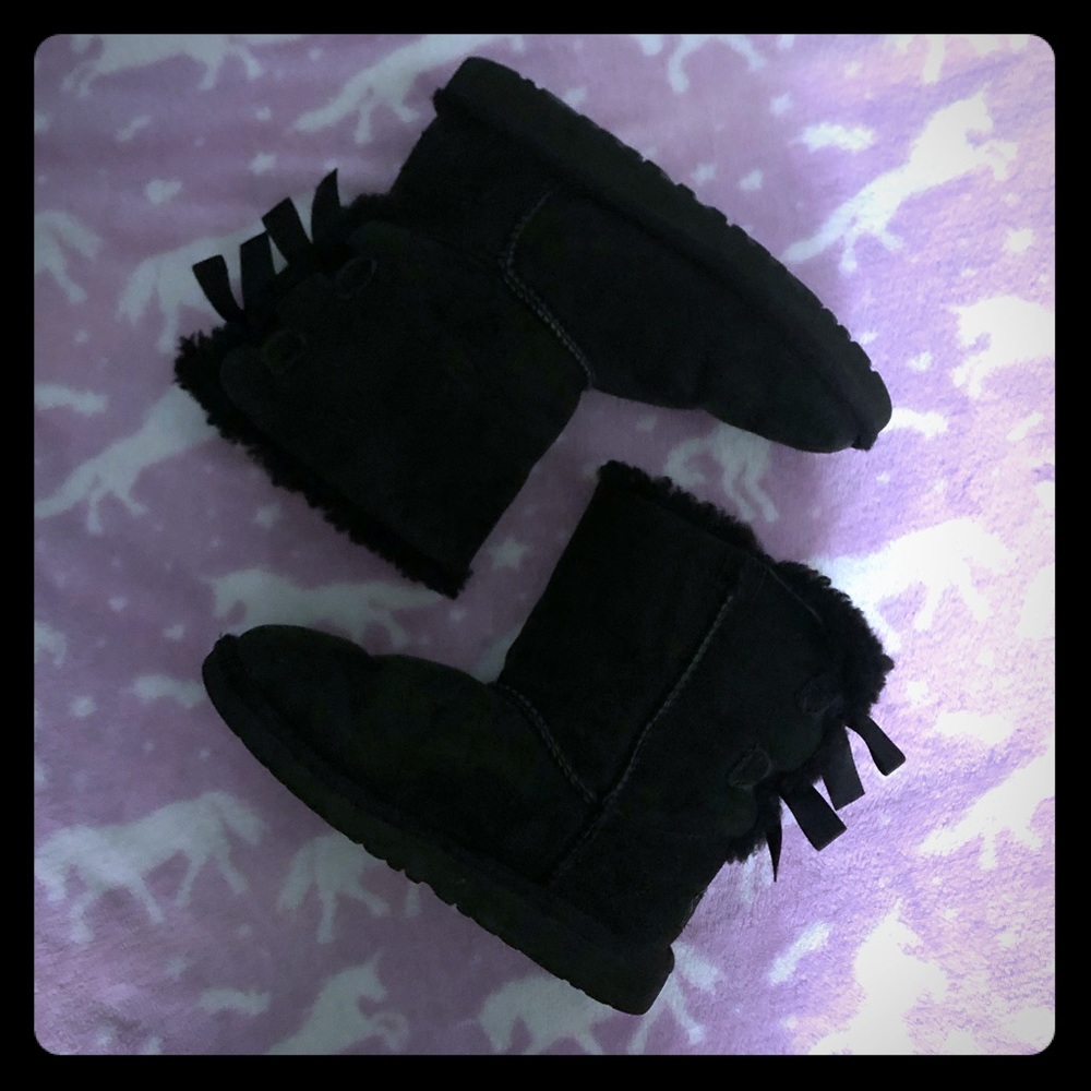Girls UGG Bailey Bow Boots EUC 🖤🖤🖤 size 2